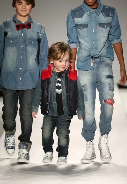 Desfile de moda Nike Levi 's Kids — Foto de Stock