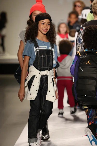 Nike Levi děti módní přehlídky — Stock fotografie