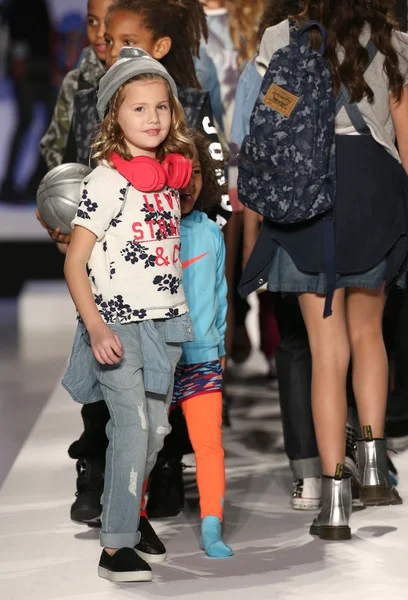 Nike Levi's Kids modeshow — Stockfoto