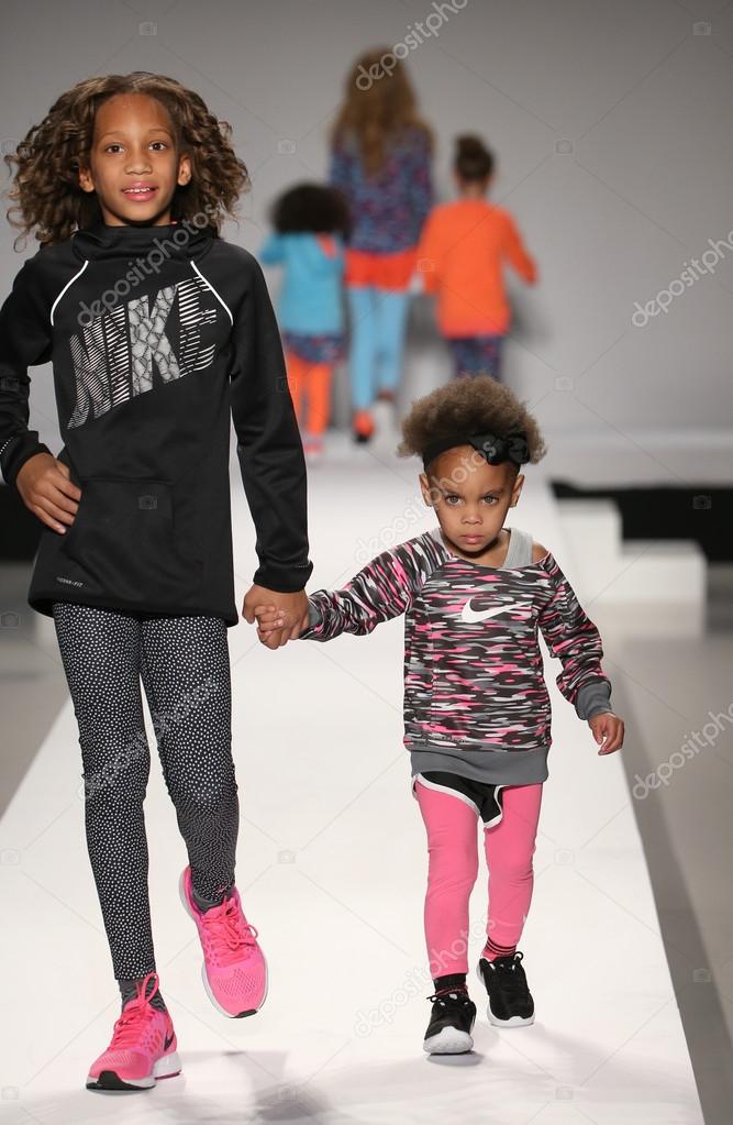 por otra parte, caballo de Troya venganza Desfile de moda Nike Levi 's Kids — Foto editorial de stock © fashionstock  #67013867