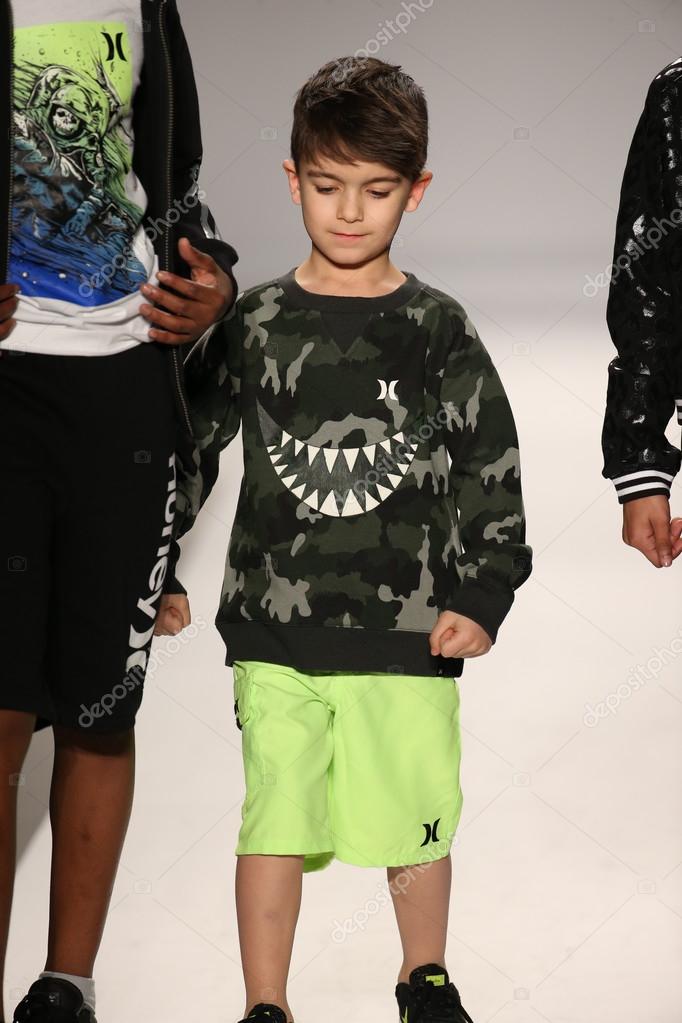 partes Mensurable Dramaturgo Desfile de moda Nike Levi 's Kids — Foto editorial de stock © fashionstock  #67014455