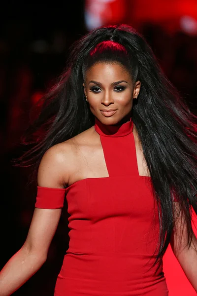 Ciara en la colección Go Red para las mujeres vestido rojo — Foto de Stock