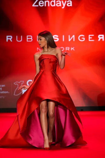 Zendaya en el Go Red para las mujeres Red Dress Collection —  Fotos de Stock