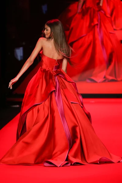 Zendaya na przejdź czerwony dla kobiet czerwona sukienka kolekcja — Zdjęcie stockowe