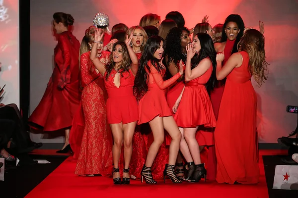 Todas las celebridades en el Go Red For Women Red Dress Collection 2015 — Foto de Stock