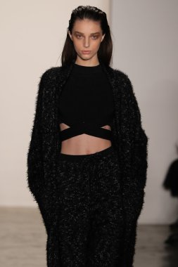 Jonathan Simkhai defile