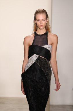 Jonathan Simkhai defile