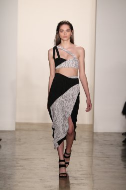 Jonathan Simkhai defile