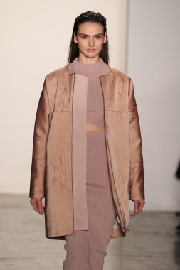 Jonathan Simkhai defile