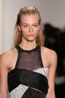 Jonathan Simkhai defile