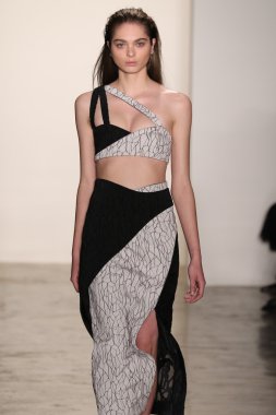 Jonathan Simkhai defile