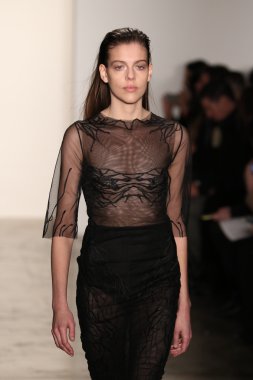 Jonathan Simkhai defile