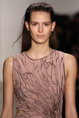 Jonathan Simkhai defile