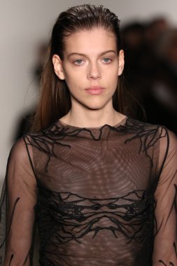 Jonathan Simkhai defile