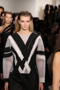 Jonathan Simkhai defile