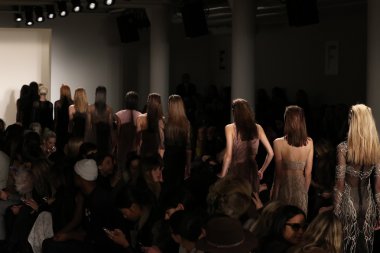 Jonathan Simkhai defile