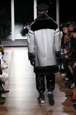 Astrid Andersen pist yapılan moda haftası