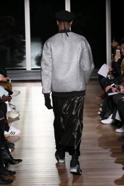 Astrid Andersen pist yapılan moda haftası