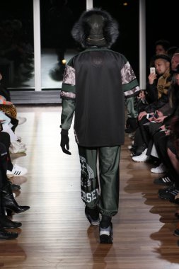 Astrid Andersen pist yapılan moda hafta sonbahar 2015