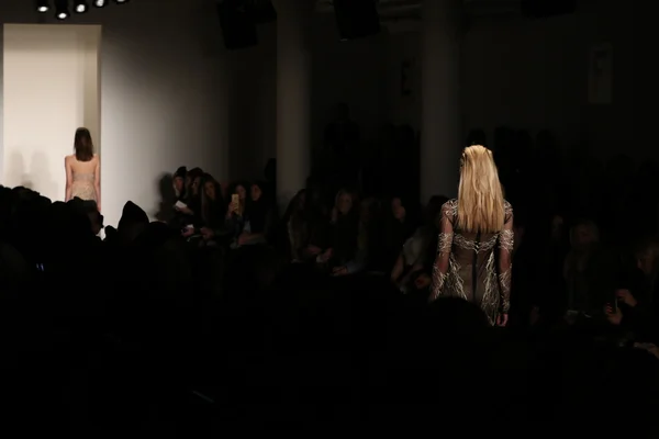 Jonathan Simkhai modeshow — Stockfoto