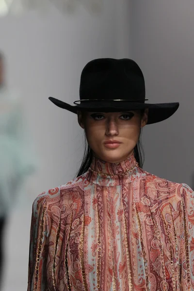 Zimmermann desfile de moda durante Mercedes-Benz Fashion Week Outono — Fotografia de Stock