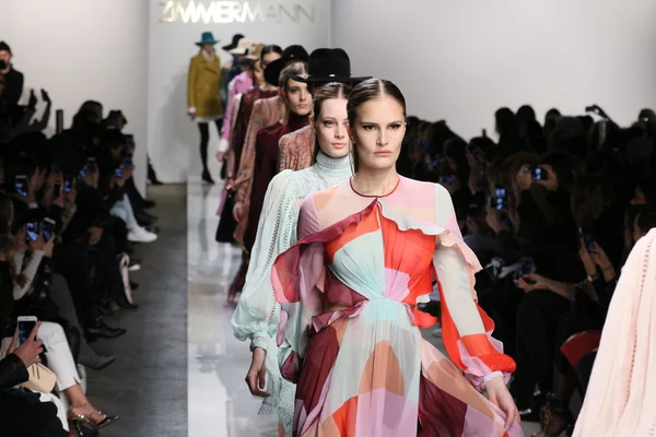 Zimmermann pokaz mody podczas Mercedes-Benz Fashion Week jesień — Zdjęcie stockowe