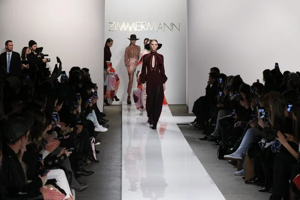 Zimmermann desfile de moda durante Mercedes-Benz Fashion Week Outono — Fotografia de Stock