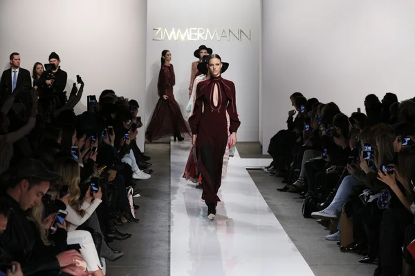 Zimmermann modeshow tijdens Mercedes-Benz Fashion Week Fall — Stockfoto