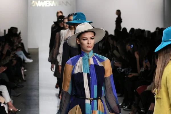 Sfilata di moda Zimmermann durante Mercedes-Benz Fashion Week Autunno — Foto Stock