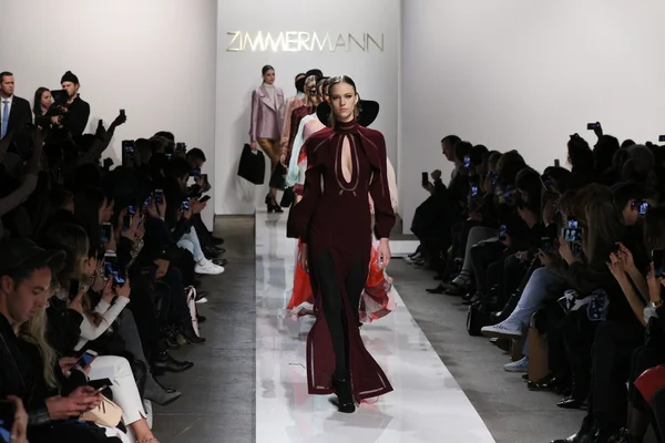 Zimmermann pokaz mody podczas Mercedes-Benz Fashion Week jesień — Zdjęcie stockowe