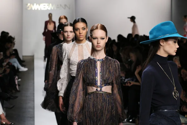 Zimmermann desfile de moda durante Mercedes-Benz Fashion Week Outono — Fotografia de Stock