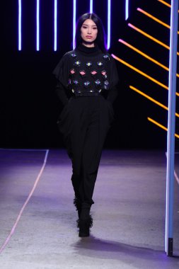 Milly Michelle Smith göstermek