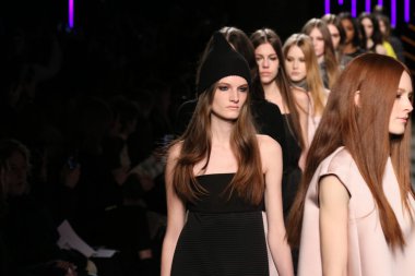 Milly Michelle Smith göstermek