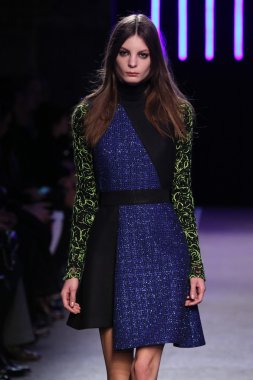 Milly Michelle Smith göstermek