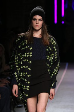 Milly Michelle Smith göstermek