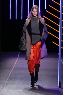 Milly Michelle Smith göstermek