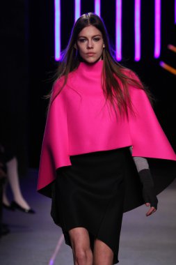 Milly Michelle Smith göstermek