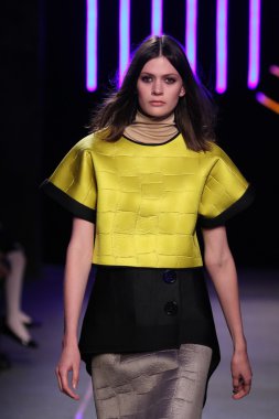 Milly Michelle Smith göstermek