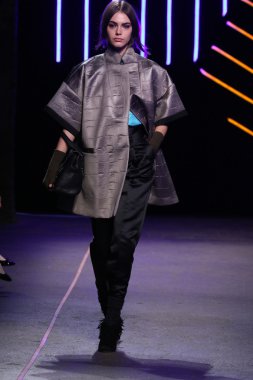 Milly Michelle Smith göstermek