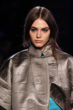 Milly Michelle Smith göstermek