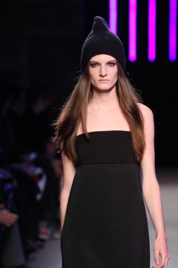 Milly Michelle Smith göstermek