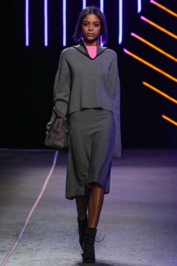 Milly Michelle Smith göstermek