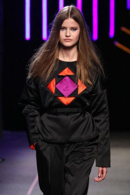 Milly Michelle Smith göstermek