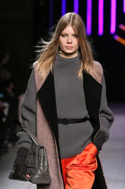 Milly Michelle Smith göstermek