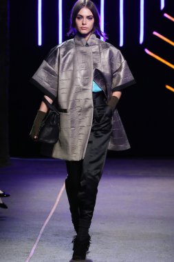 Milly Michelle Smith göstermek