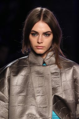 Milly Michelle Smith göstermek