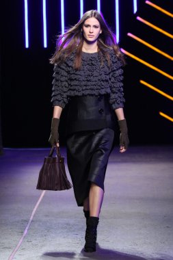 Milly Michelle Smith göstermek