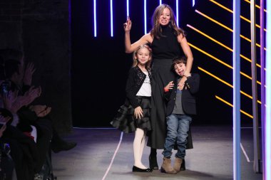 Milly Michelle Smith göstermek