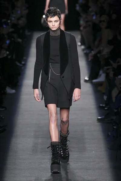 Modelu noszenie Alexander Wang — Zdjęcie stockowe