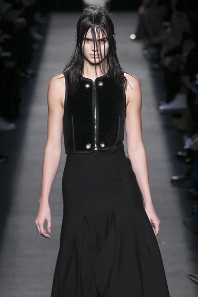 Model dragen Alexander Wang — Stockfoto